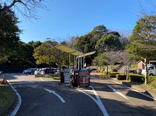 茅ヶ崎里山公園 滑り台とトランポリンがあるピクニック公園